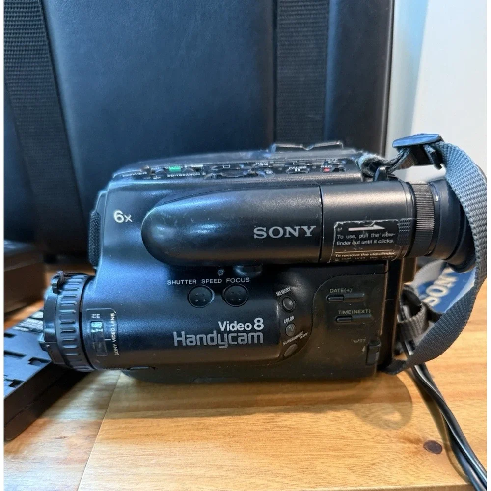 Sony CCD-TR4 Video8 8mm Handycam Camcorder 6x Zoom Battery Case Untested